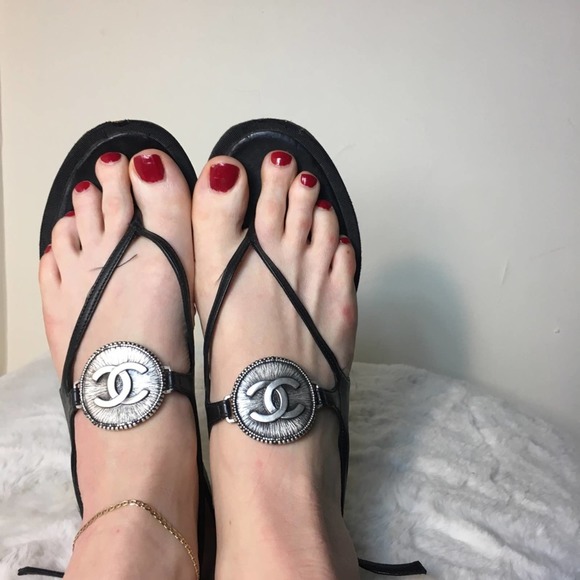 CHANEL Shoes - Chanel Logo Flat Sandal Black 38
